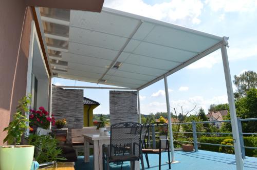 alumínium pergola LANITPLAST WALL 33 fehér + opal PC