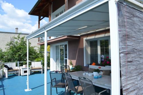 alumínium pergola LANITPLAST WALL 53 fehér + bronz PC